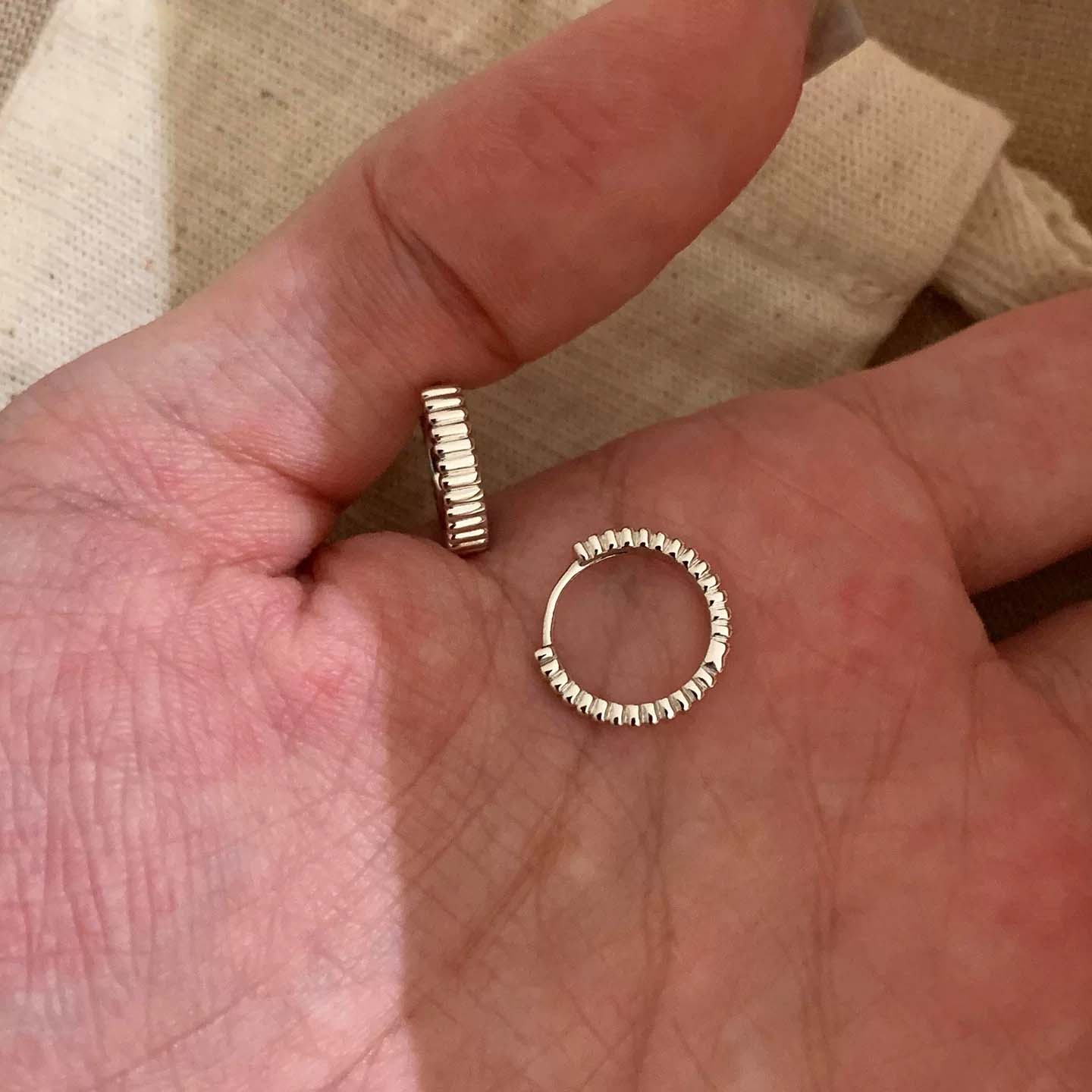 极简风银色素圈条纹耳扣清冷百搭高级感耳环日常通勤气质显白耳饰
