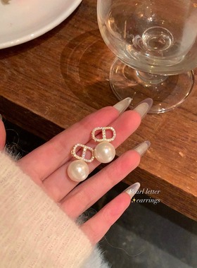 法式CD字母耳环轻奢高级感仿珍珠耳坠女2025新款爆款气质百搭耳饰