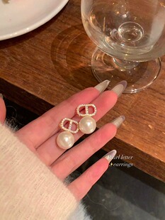 法式CD字母耳环轻奢高级感仿珍珠耳坠女2026新款爆款气质百搭耳饰