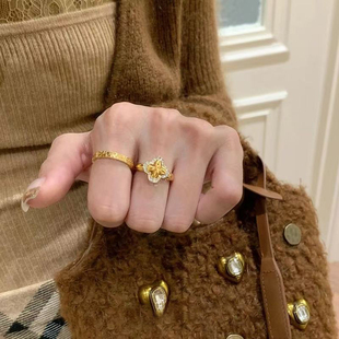 古法黄金色拉丝藤蔓四叶花戒指女小众设计轻奢高级感复古风食指戒