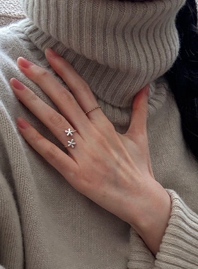 极简风银色光面小花戒指女款2025