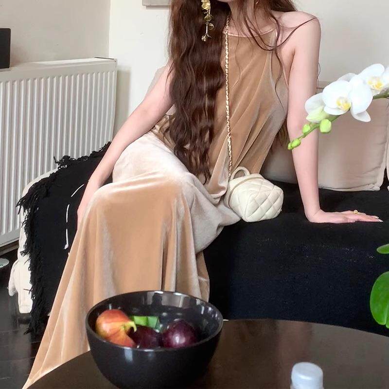 高贵慵懒风丝绒吊带长裙女2025秋冬高级感法式复古气质显瘦连衣裙