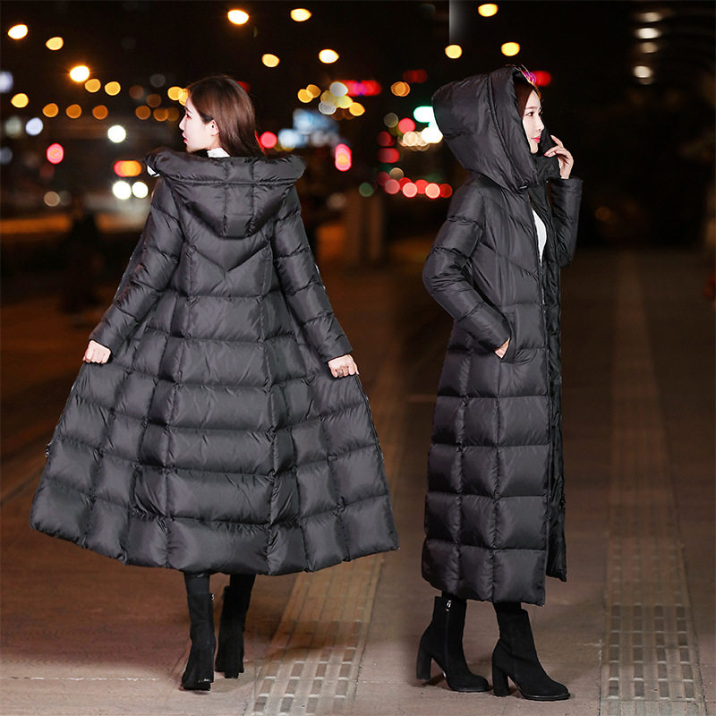 平湖黑色中长款羽绒服女2024新款冬季九江品牌修身连帽白鸭绒外套