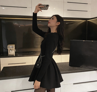 2025新款赫本风黑色针织连衣裙子女秋冬季小个子气质收腰内搭短裙