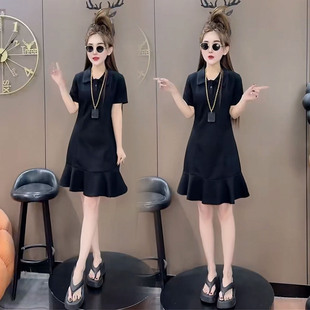 黑色polo领连衣裙女2026夏季短袖荷叶边显瘦修身气质设计感小黑裙