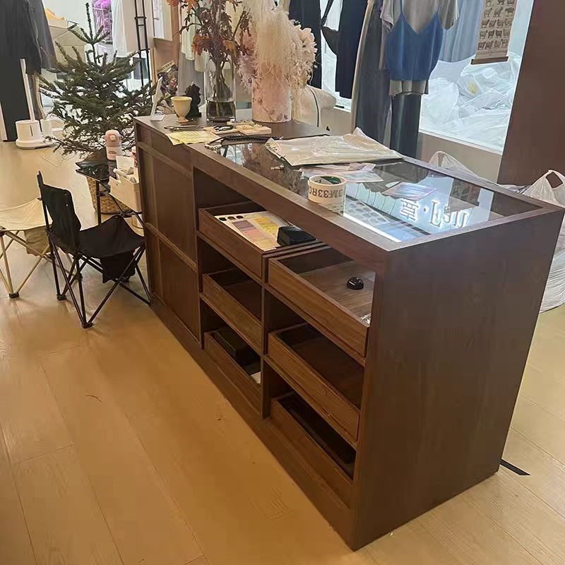 服装店中岛桌收银台中o岛陈列展示柜吧台女装店流水台一体岛柜前