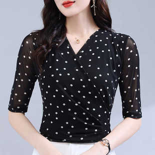 别致交叉v领波点网纱t恤女中袖纱衣打底衫洋气黑底白点沙体上衣夏