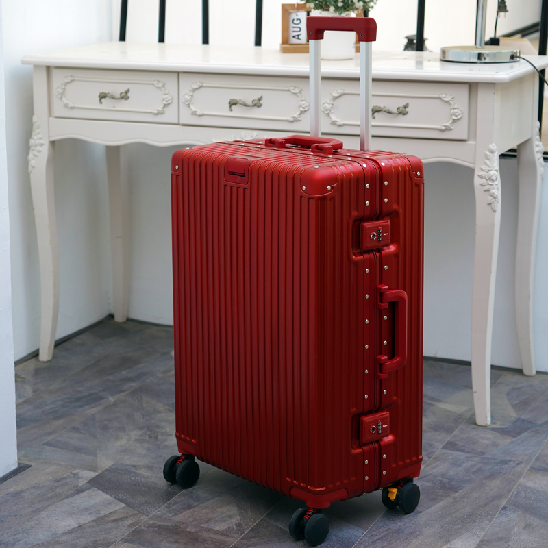 酒红色备婚专用行李箱