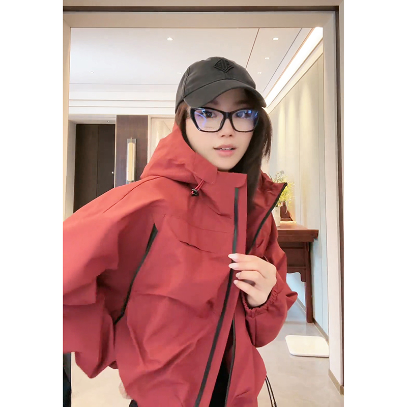 刘一一2025早春新款设计感百搭连帽休闲宽松冲锋衣外套女CD2A0283