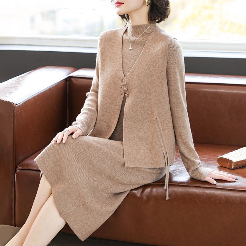 妈妈秋冬装洋气针织连衣裙套装2025新款中老年女打底毛衣裙两件套