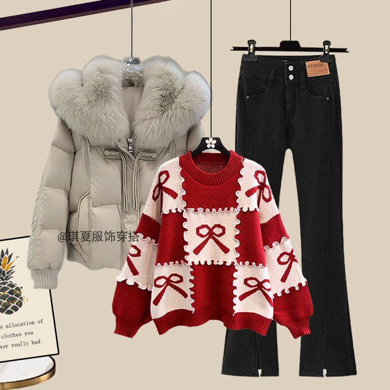 冬季套装2025新款大码女装宽松毛领棉服外套红色毛衣牛仔裤三件套