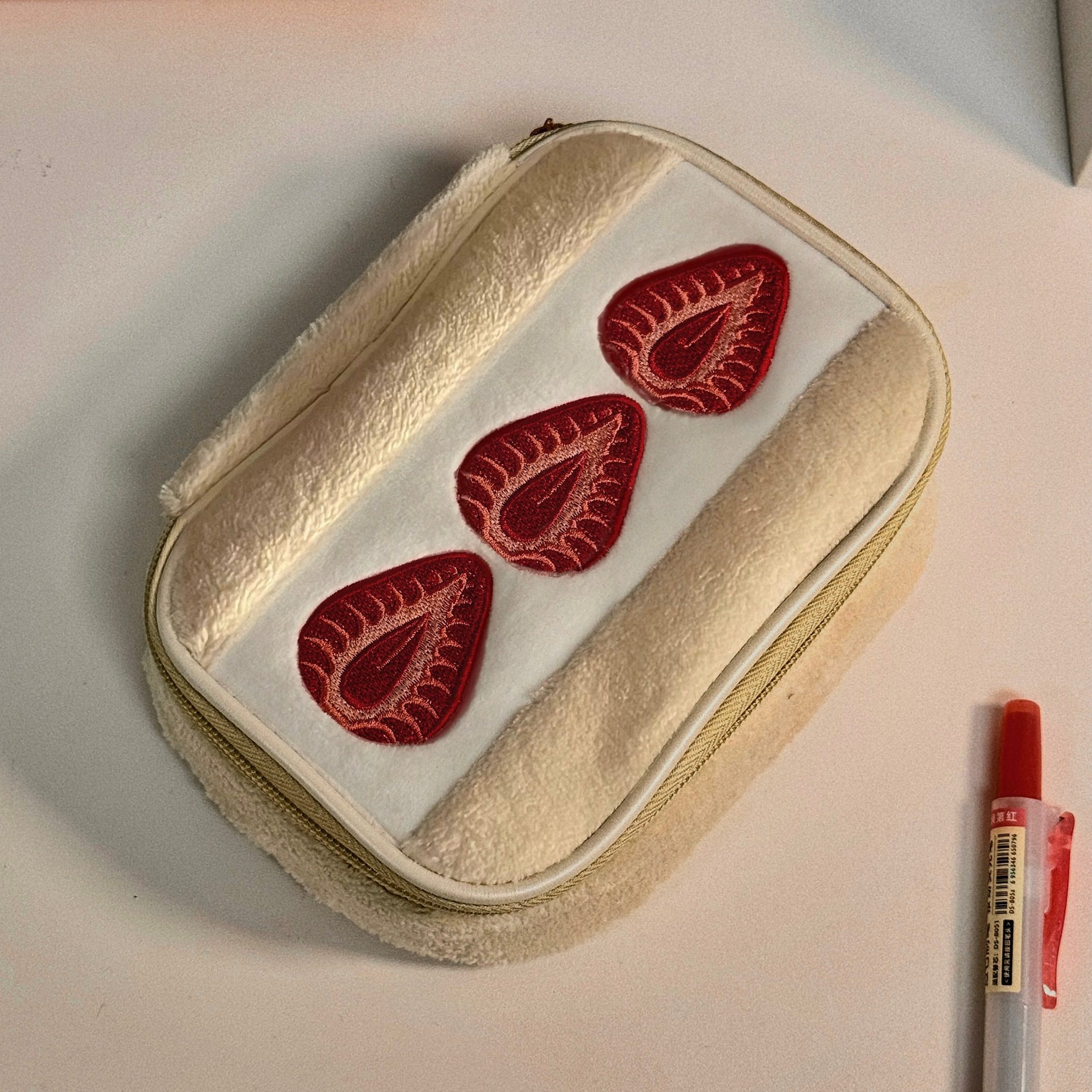 草莓三明治收纳包大容量高颜值卡包证件卫生巾化妆品洗漱收纳小包,收纳整理,化妆包,淘宝优惠券,粉丝福利购,淘宝优惠卷