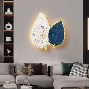 现代轻奢创意挂钟客厅抽象羽毛钟表挂墙LED灯带壁灯高级感时钟画