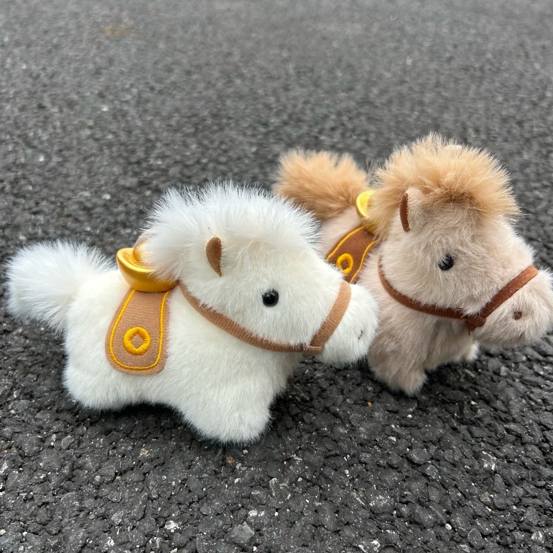 【马上有钱】2026小马毛绒包挂