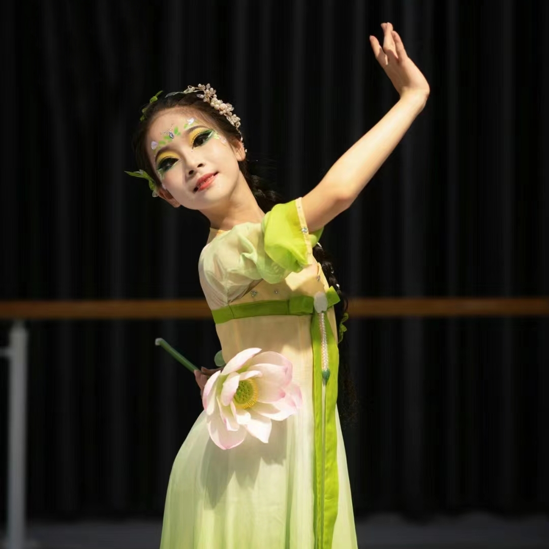 人间六月天舞蹈服道具凳子