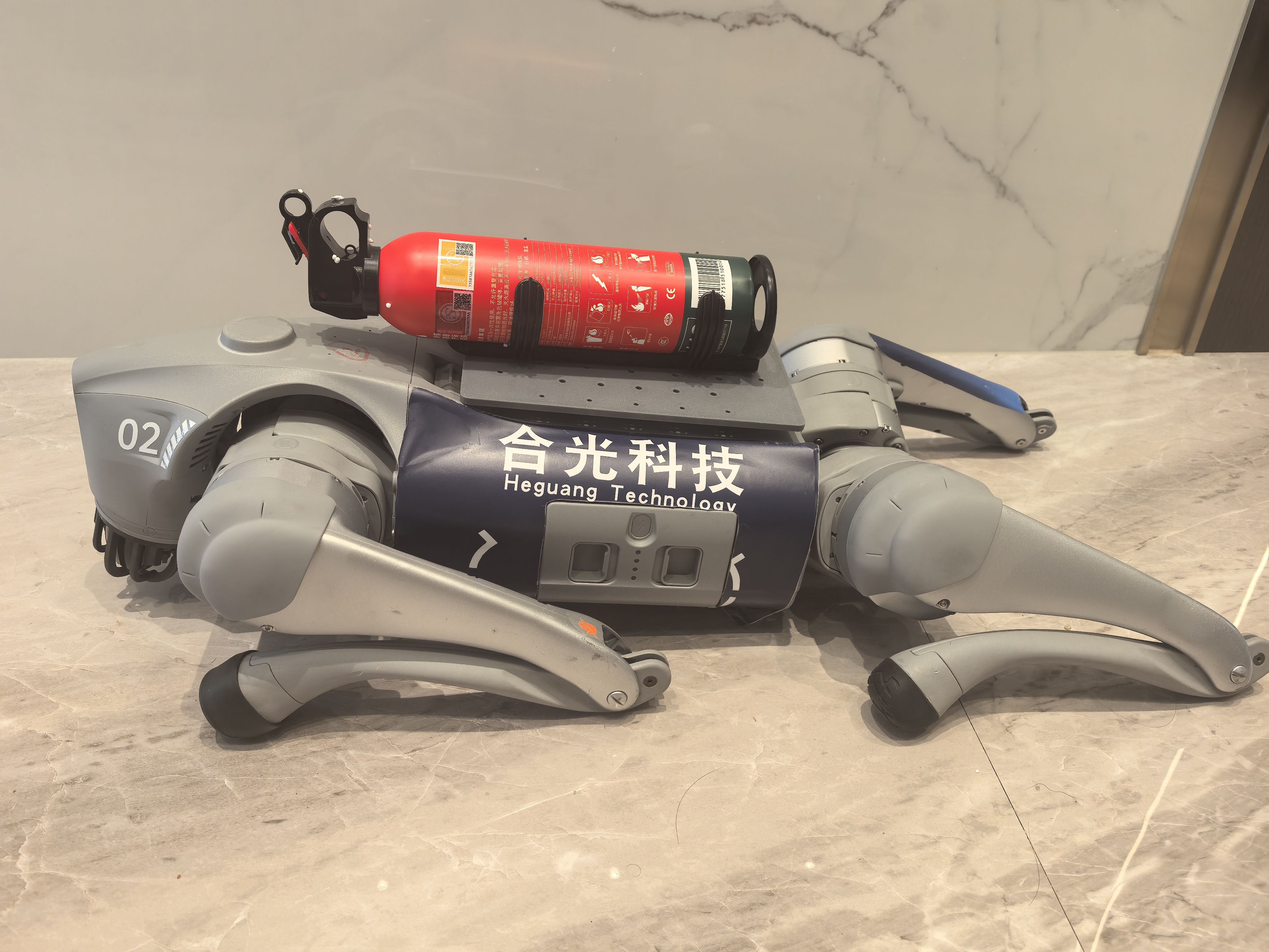 【灭火器】宇树Go2智能机器狗背部改装加装灭火器消防主题教育