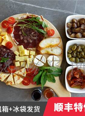 奶酪拼盘一站齐。迷你布里水果奶酪软甜淡口果香。火腿香肠西餐盘