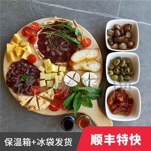 奶酪拼盘一站齐。迷你布里水果奶酪软甜淡口果香。火腿香肠西餐盘