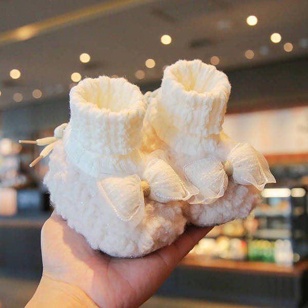 毛绒绒婴儿鞋子6-12个月0-6小月龄宝宝冬外出鞋袜步前鞋女童防滑