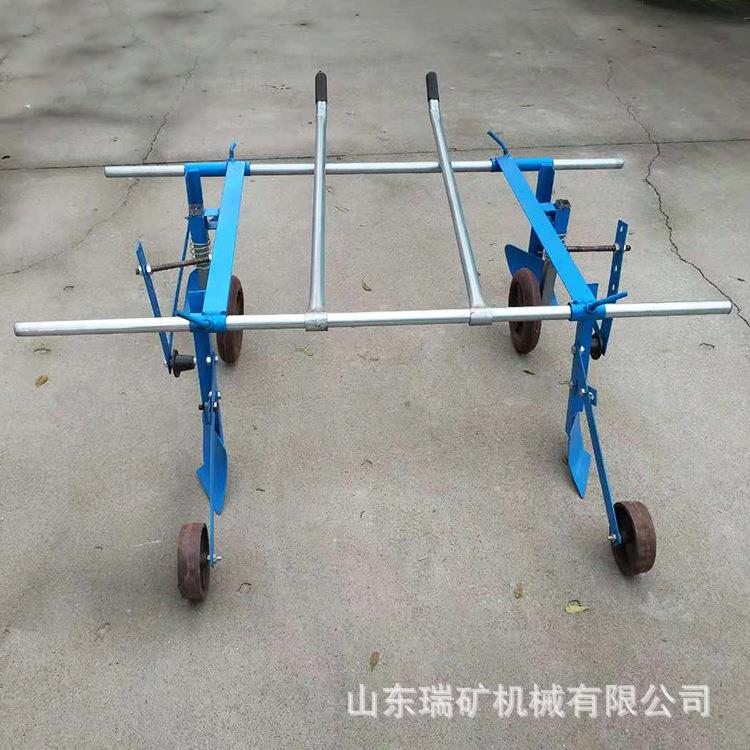 人力地膜覆盖机手拉式盖膜机农用小型铺膜机宽度可调自动覆土压膜