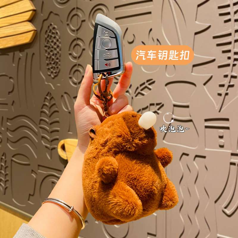 卡通毛绒吹泡泡卡皮巴拉挂件公仔情侣可爱汽车钥匙扣水豚小礼品