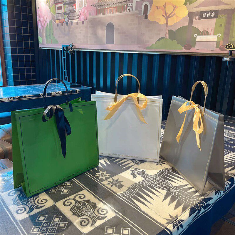 pvc手提磨砂袋时尚服装店袋子礼品包装袋防水定制logo送丝带