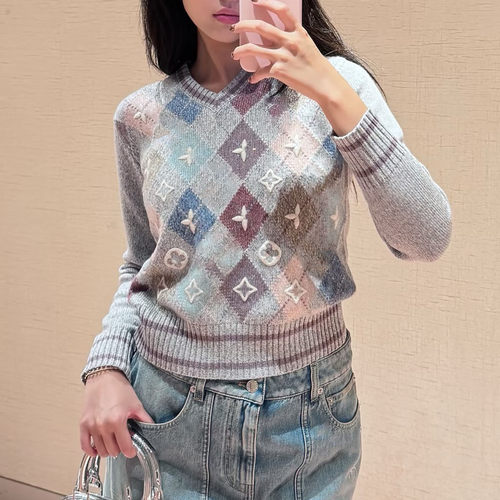 纯羊绒V领套头字母浮雕针织毛衣