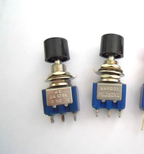 8R1021,日本富士按钮开关 3A，125VAC 3脚常闭常开切换型开关
