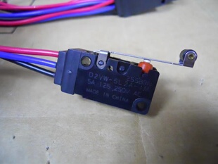 供omron 欧姆龙D2VW-5L2A-1M 防水防尘防油带线微动开关 5A,125V
