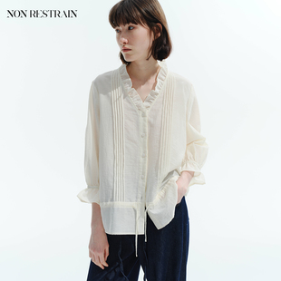 NON RESTRAIN法式荷叶边V领七分袖衬衫女通勤微透塔克褶抽绳衬衣