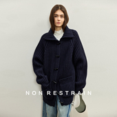 NON RESTRAIN复古牛角扣翻领针织开衫 女慵懒宽松高领粗针毛衣外套