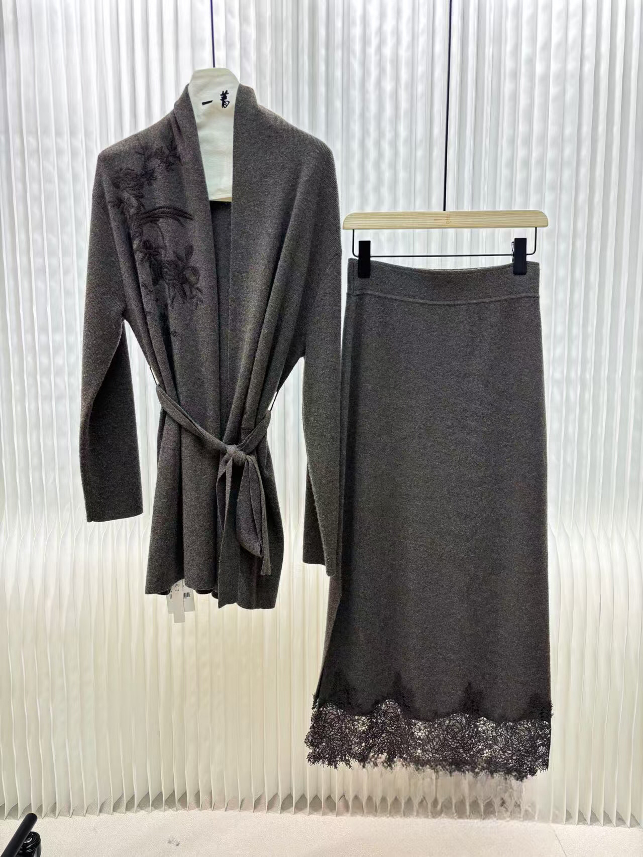 海燕家秋冬新款 气质款凤尾鹃刺绣高端羊毛羊绒长外披套装W032