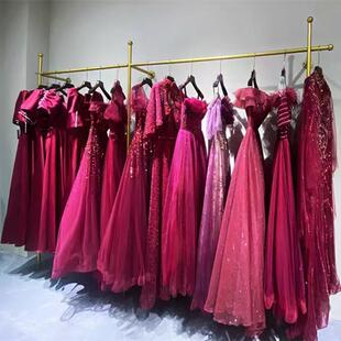 婚纱展示架上墙挂衣杆壁挂婚纱架影楼礼服秀禾服货架落地靠墙定制