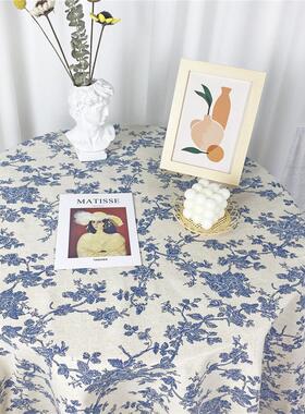 in韩国博主摆姿势背景布野餐布蓝色花棉和亚麻简单的美式风格搭配