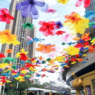 空中花海天幕吊饰景区公园步行街网红打卡点悬挂风动花朵艺术装置