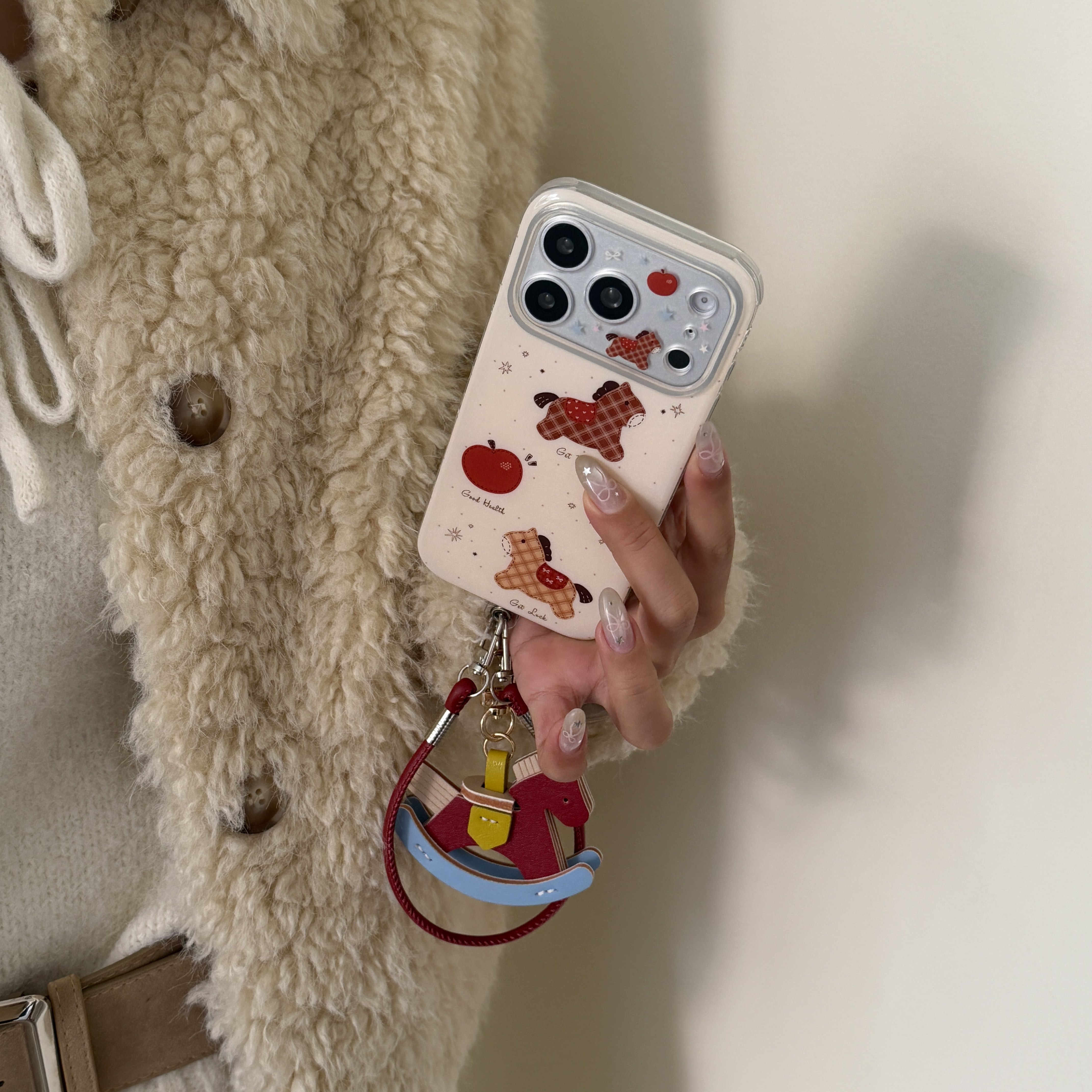 爱心双层苹果格纹小马吊坠手绳适用iPhone17promax手机壳16苹果15卡通14新春2026马年木马可爱保护套全包男女,3C数码配件,手机保护套/壳,淘宝优惠券,粉丝福利购,淘宝优惠卷