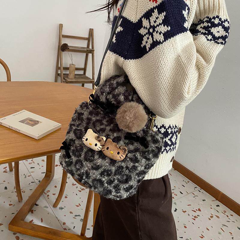 超火豹纹毛茸茸小包包女2024新款秋冬季百搭斜挎包手提毛毛水桶包