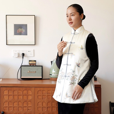 门里门外浅黄色蝴蝶刺绣立领马甲BC24QM0632F