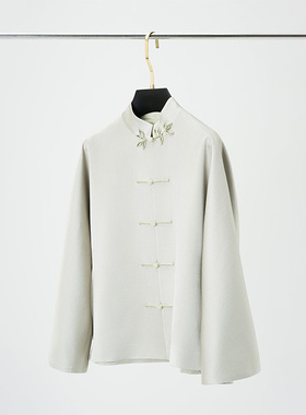 门里门外豆绿色珍珠缎复古盘扣立领外套BC25QS1215A