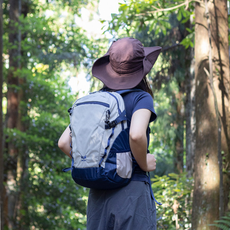 户外徒步轻便防泼双肩背包25升女