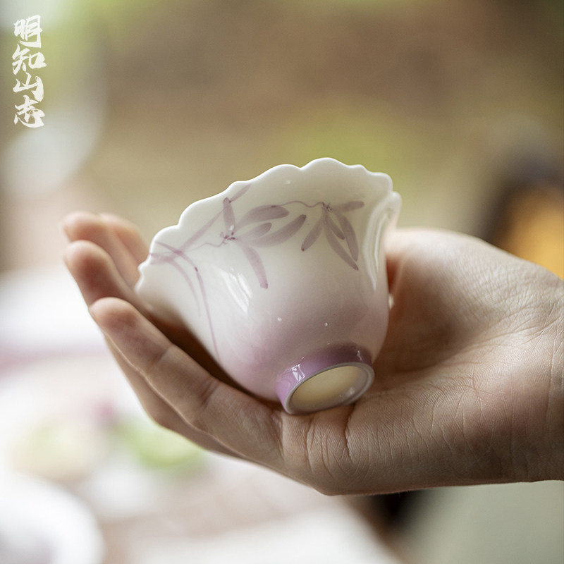 明知山志手绘兰花品茗杯功夫茶具渐层紫家用花口茶杯玉泥白瓷小杯