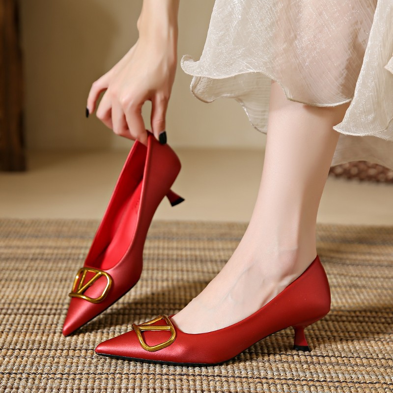 裸色尖头高跟鞋女细跟2025春夏新款金属V扣浅口百搭小矮跟单鞋