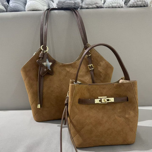 红蜻蜓正品商场同款女斜跨包桶包