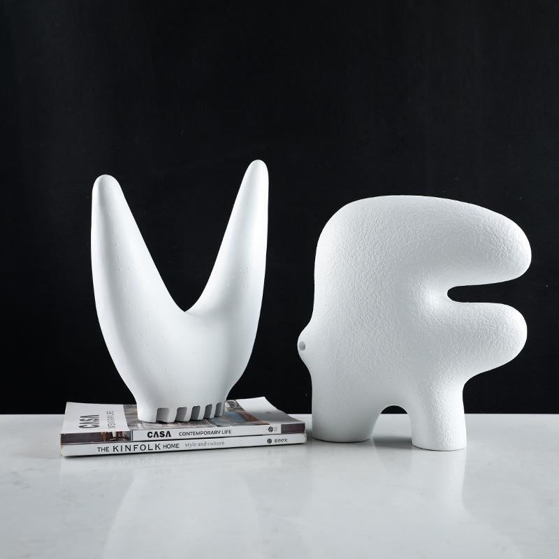 简约现代艺术抽象字母创意雕塑摆件家居客厅桌面样板房软装饰品