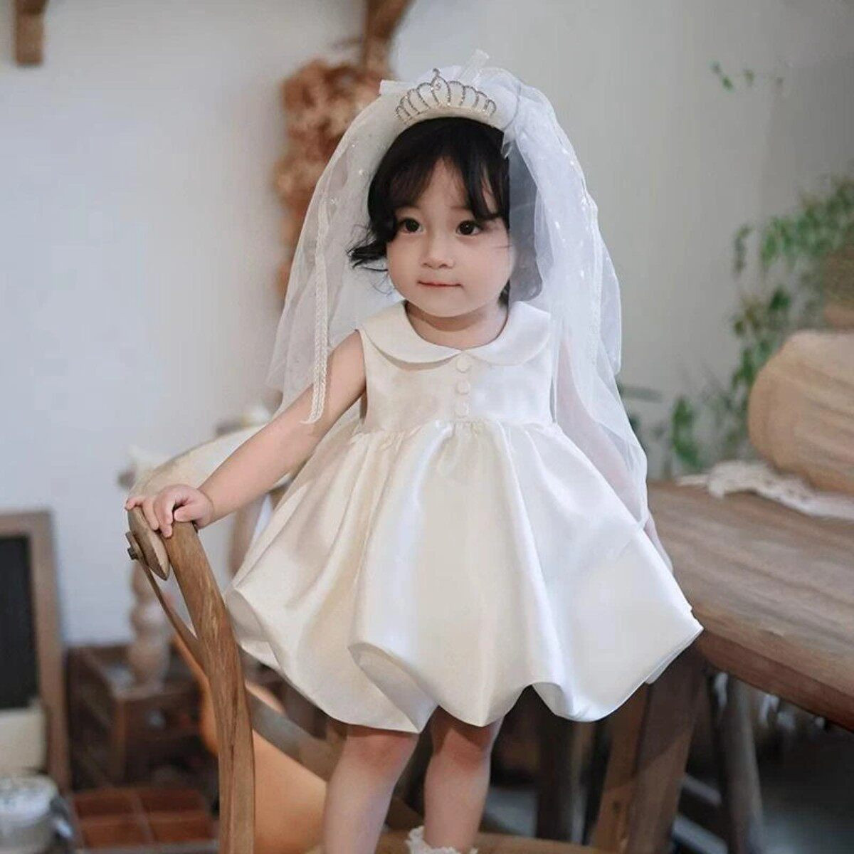 女宝宝周岁生日宴礼服2026新款夏季女童婚礼小公主白色缎面背心裙