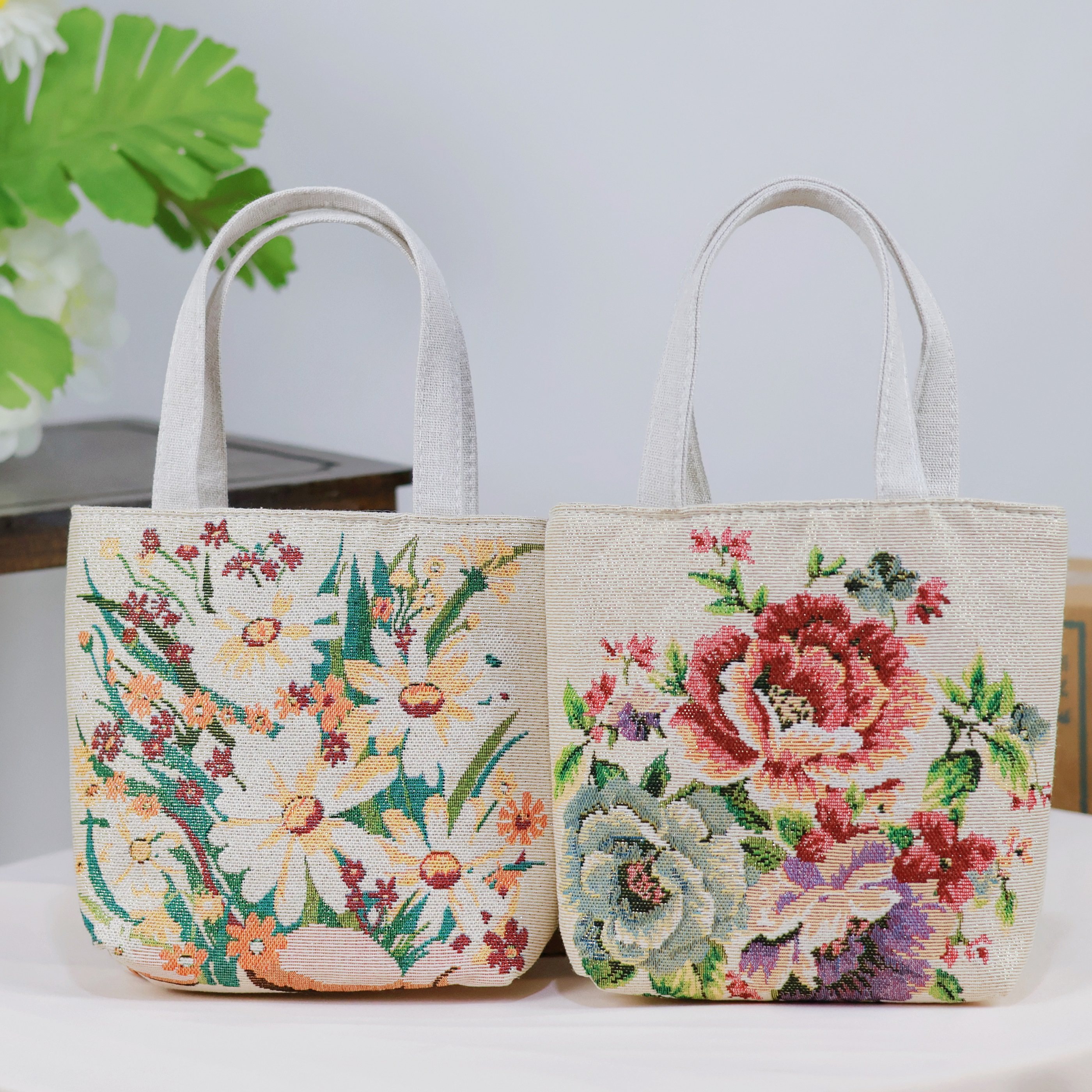 新款双面刺绣加金丝兔子图案百搭可爱手提包帆布包零钱便携包