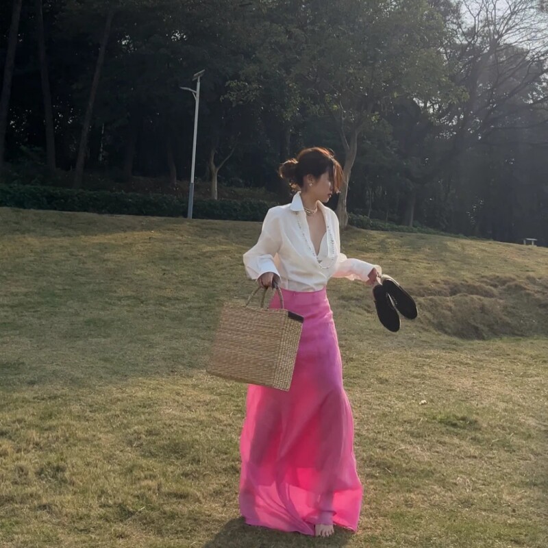 轻熟风白色V领长袖衬衫上衣女2026春季新款显瘦玫红半身裙两件套