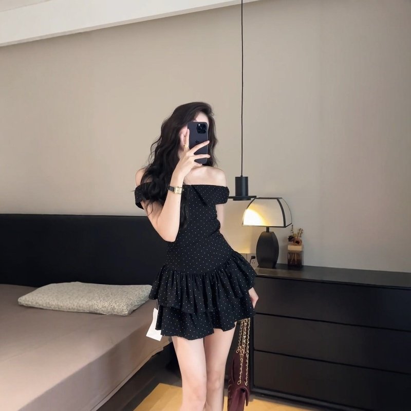 法式名媛黑色波点一字肩连衣裙女2026夏季绝美显身材修身显瘦短裙