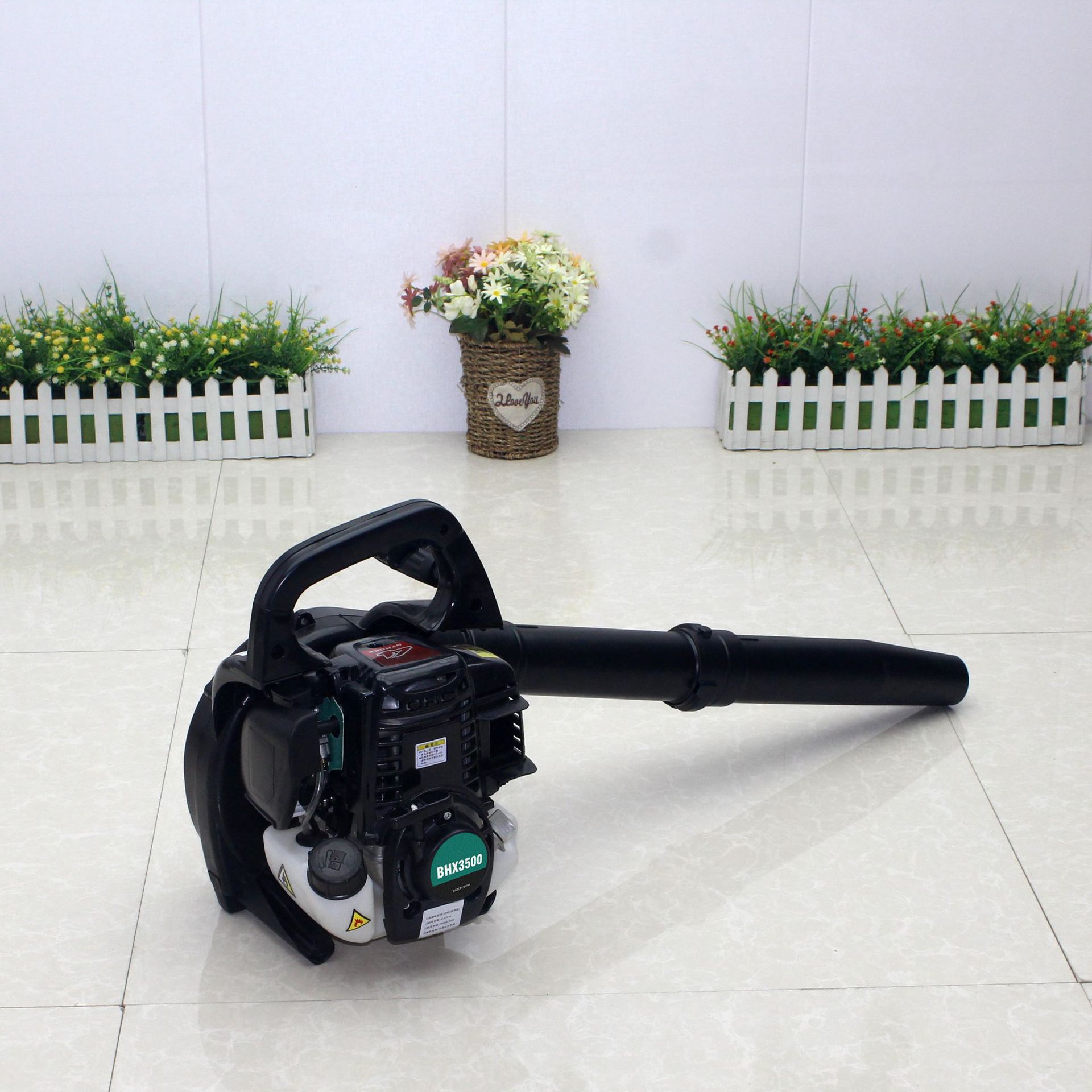 手提四冲程汽油鼓风机吹落叶