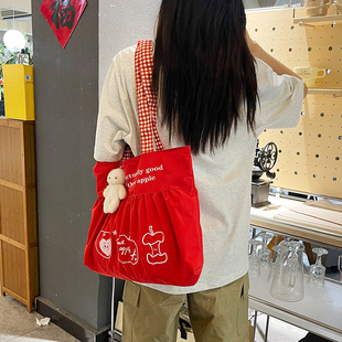 苹果红色帆布包包女2025新款韩系慵懒风小众大容量单肩通勤托特包